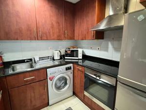 Lake View 1br apartment JLT 1 min to metro廚房或簡易廚房