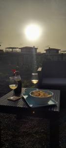 einen Tisch mit einer Schüssel Essen und zwei Weingläsern in der Unterkunft Casa Vale in Majanicho