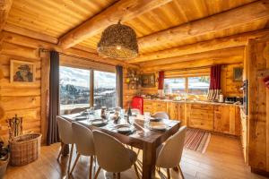 a dining room with a table and a kitchen at Chalet des Sonnailles - Montagnes jardin et garage in Bolquere Pyrenees 2000 +11 photos