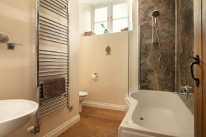 ein Badezimmer mit Badewanne und Waschbecken in der Unterkunft Webbington Farm Cottages in Loxton + 93 Fotos