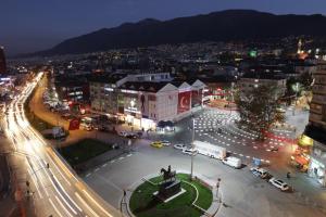 ブルサにあるKervansaray Bursa City Hotelの夜の街