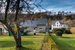 a house on a hill with a yard at Vakantiehuis Siedling in Winterberg