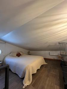 PuyloubierにあるStudio au Pied de la ste Victoireのベッドルーム1室(白いベッド1台付)