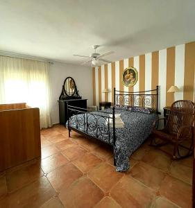 GuadajiraにあるVilla La Luna CHALET COMPLETOのベッドと椅子のある寝室 +57枚の写真