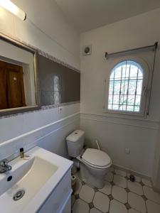 PuyloubierにあるStudio au Pied de la ste Victoireのトイレ、洗面台、窓のあるバスルーム