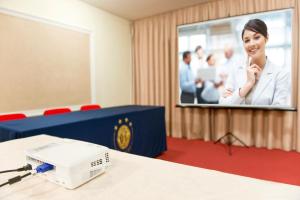 Телевизор и/или развлекательный центр в Hotel City