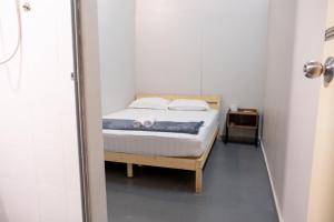 a small bedroom with a bed and a shower at Pak Fook Hotel Chow Kit in Kuala Lumpur +7 photos