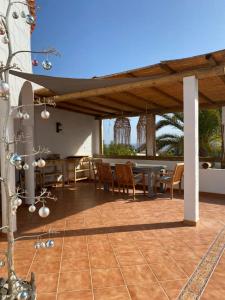 a patio with a table and chairs on a tile floor at Las Banderas in Parque Holandes