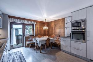 Kuchyň nebo kuchyňský kout v ubytování Appartement Tschol