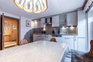 Kuchyň nebo kuchyňský kout v ubytování Appartement Tschol
