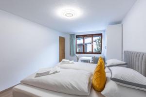 Postel nebo postele na pokoji v ubytování Appartement Tschol