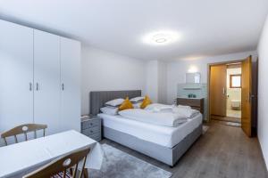 Postel nebo postele na pokoji v ubytování Appartement Tschol + 23 fotografií