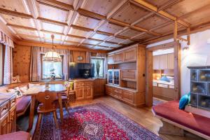 TV a/nebo společenská místnost v ubytování Appartement Tschol