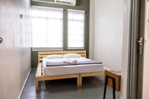 a bed in a room with a window at Pak Fook Hotel Chow Kit in Kuala Lumpur