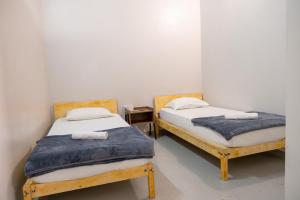 two twin beds in a room with at Pak Fook Hotel Chow Kit in Kuala Lumpur