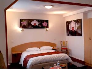 Postel nebo postele na pokoji v ubytování Logis Hôtel Le Val de Vence