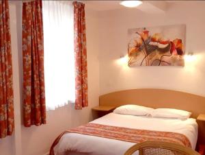 Postel nebo postele na pokoji v ubytování Logis Hôtel Le Val de Vence
