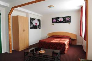 Postel nebo postele na pokoji v ubytování Logis Hôtel Le Val de Vence