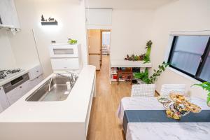 Kuchyň nebo kuchyňský kout v ubytování 冬5GWifi TokyoDome皇居1kmRoofGarden 上野秋葉原銀座東京2km
