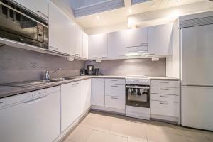 Η κουζίνα ή μικρή κουζίνα στο Lumina Chalet by Aavalevi Holidays, Levi Center