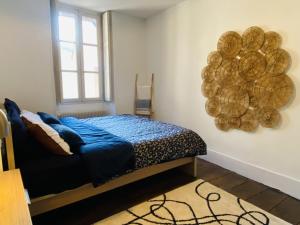 Un dormitorio con una cama y un espejo en la pared. en Chez SEB, en Rodez