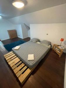 a bedroom with a large bed in a room at Villa Joya Kourou in Kourou