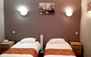 Postel nebo postele na pokoji v ubytování Logis Hôtel Le Val de Vence