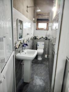 Ένα μπάνιο στο Cozy & Convenient Apartment