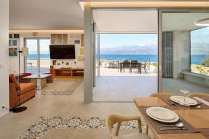 Μια τηλεόραση ή/και κέντρο ψυχαγωγίας στο NEW Luxury Villa Familija Splitska - Pool, Seafront, Ideal for 8 persons