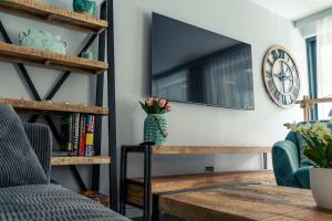 Telewizja i/lub zestaw kina domowego w obiekcie ApartView Plażowa Residence Szczyrk by Rent like home