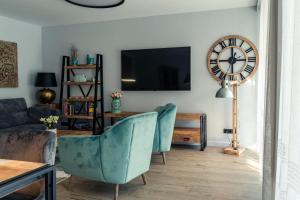 Telewizja i/lub zestaw kina domowego w obiekcie ApartView Plażowa Residence Szczyrk by Rent like home