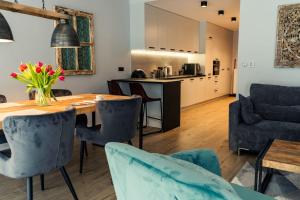 Kuchnia lub aneks kuchenny w obiekcie ApartView Plażowa Residence Szczyrk by Rent like home