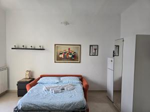 巴里Tiny House Bari的一间卧室，里面有一张床，铺着蓝色被子。