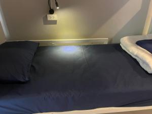 Postel nebo postele na pokoji v ubytování Babyshark Hostel - Loh Dalum Bay