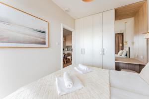 Postel nebo postele na pokoji v ubytování Widok na Morze 202 by Perłowa Przystań Rent + 42 fotografií