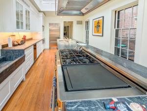 eine Küche mit einem Herdofen in einer Küche in der Unterkunft Beacon Hill: The Aldrich House in Boston