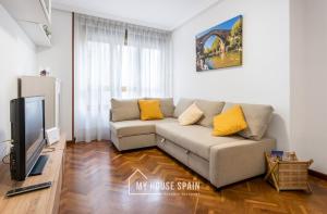 A television and/or entertainment centre at MyHouseSpain - Amplio apartamento en el centro de Oviedo