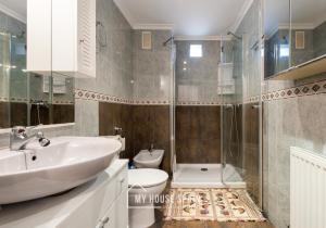 A bathroom at MyHouseSpain - Amplio apartamento en el centro de Oviedo Még 18 kép