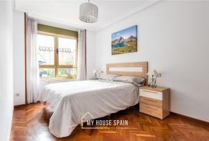 A bed or beds in a room at MyHouseSpain - Amplio apartamento en el centro de Oviedo