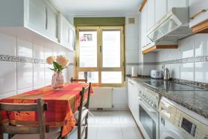 A kitchen or kitchenette at MyHouseSpain - Amplio apartamento en el centro de Oviedo
