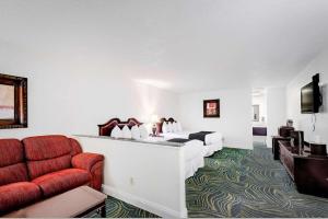Μια τηλεόραση ή/και κέντρο ψυχαγωγίας στο SureStay Plus Hotel by Best Western Susanville