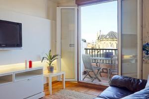 TV a/nebo společenská místnost v ubytování SUPER Offer Week 11to17 Aug25 Downtown, terrace, parking