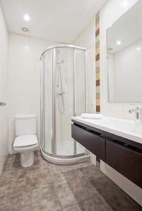 Koupelna v ubytování SUPER Offer Week 11to17 Aug25 Downtown, terrace, parking + 6 fotografií