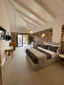 Postel nebo postele na pokoji v ubytování Trocadero Luxury Suites