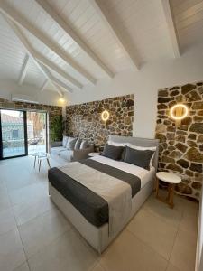 Postel nebo postele na pokoji v ubytování Trocadero Luxury Suites