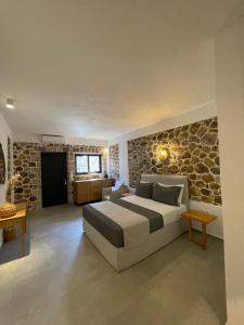 Postel nebo postele na pokoji v ubytování Trocadero Luxury Suites