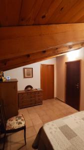 ein Schlafzimmer mit einem Bett und einer Holzdecke in der Unterkunft CA TONI in Darmós
