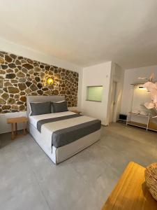 Postel nebo postele na pokoji v ubytování Trocadero Luxury Suites