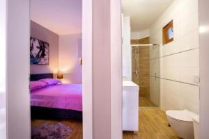 Ein Badezimmer in der Unterkunft Apartman Candy Split with jacuzzi and parking place