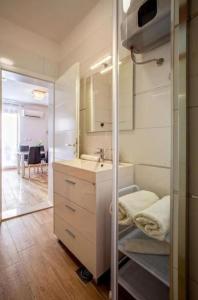 ein kleines Badezimmer mit Waschbecken und Spiegel in der Unterkunft Apartman Candy Split with jacuzzi and parking place in Split + 7 Fotos